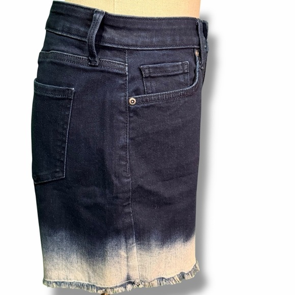 NWT NYDJ High-Rise Dip-Dyed Dark Wash Denim Shorts with Raw Hem Size 0 - Picture 11 of 13
